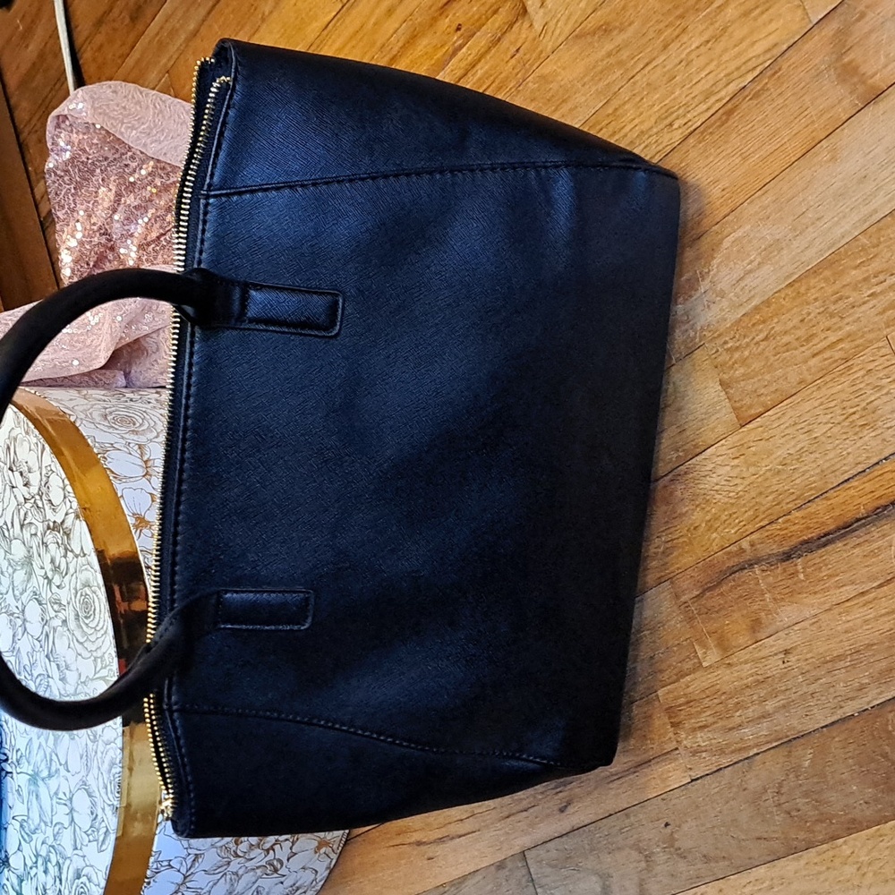 Kenneth Cole Reaction Floral Shoulder Bag. - Picture 8 of 8